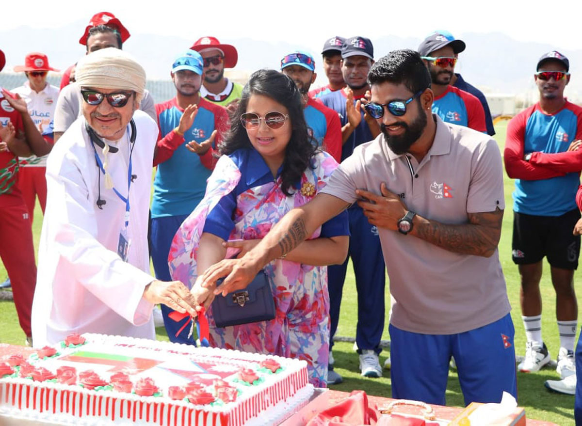 नेपाली क्रिकेट टिमले ओमनमा मनायो संविधान दिवस, राजदूतले काटिन् केक