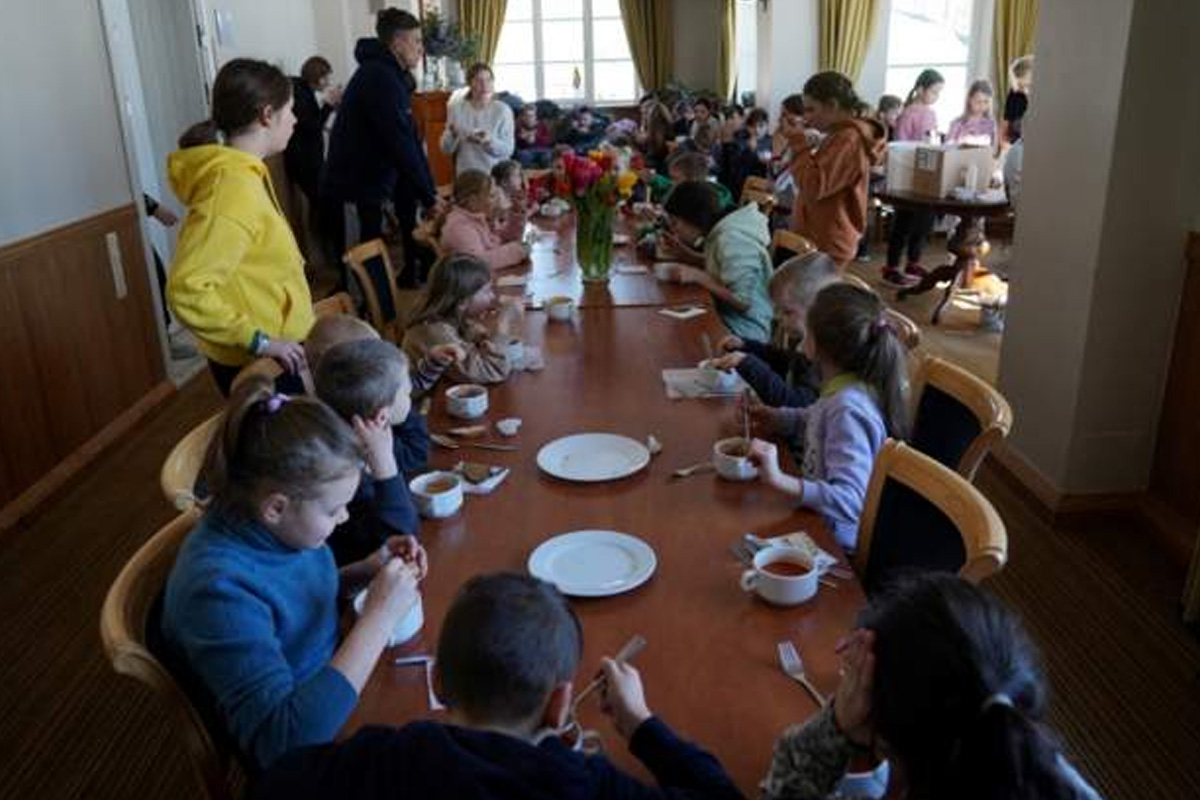 युक्रेनका हजारौं बालबालिकाहरु बेचबिखनको जोखिममा