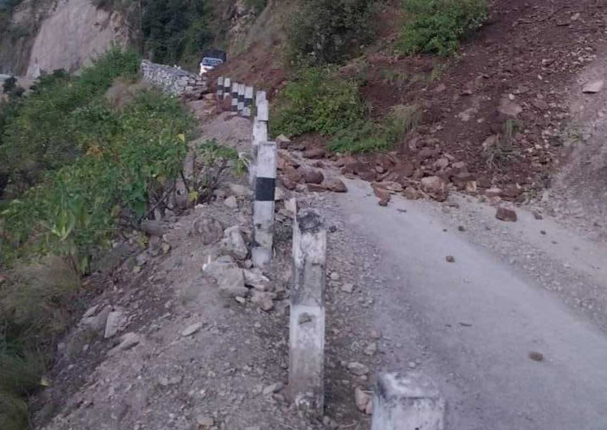 सुख्खा पहिरोले जयपृथ्वी राजमार्ग अवरुद्ध