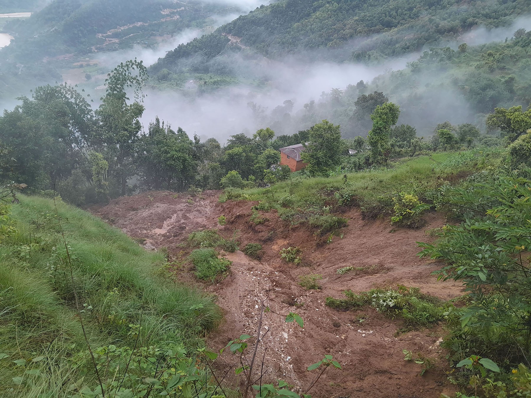 डडेल्धुरामा पहिरो : एक जनाको मृत्यु, राजमार्ग अवरुद्ध, विद्यालय बन्द