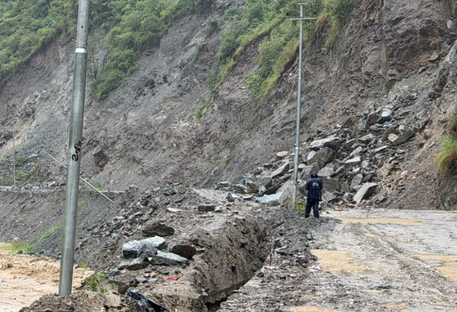 विपदका कारण गोरखा र सुर्खेतका मुख्य राजमार्गमा अवरोध  
