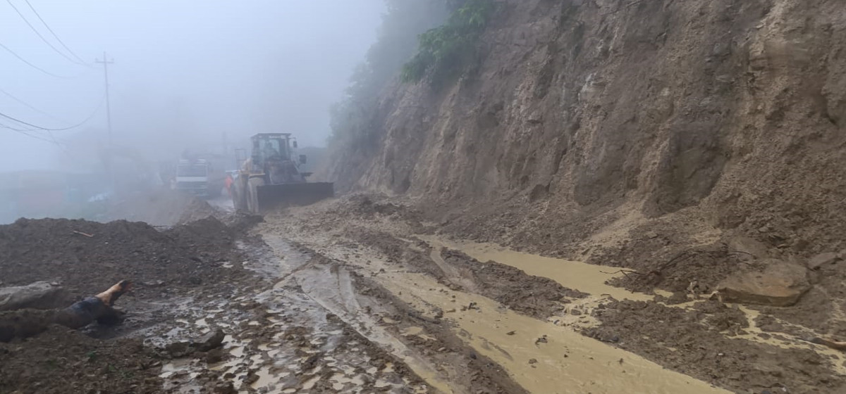 सडक भासिएपछि मन्थली-काठमाडौं आवागमन फेरि अवरुद्ध