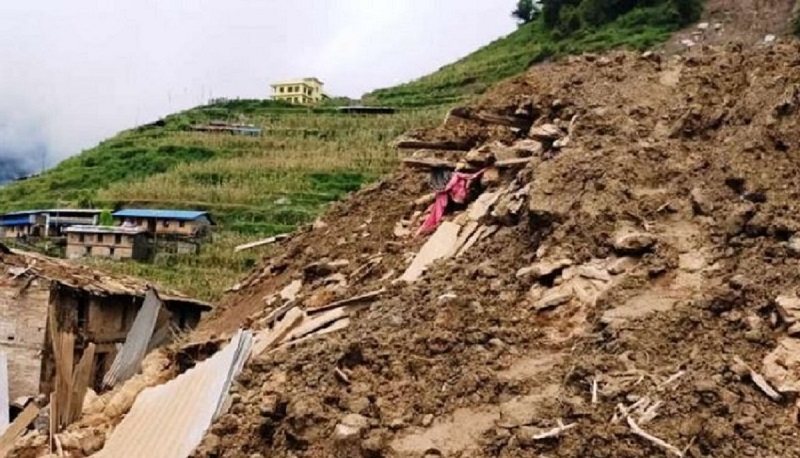 ताप्लेजुङका बाढीपहिरो प्रभावितलाई राहत वितरण