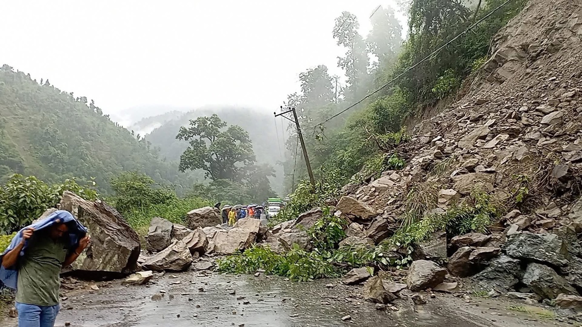 बाढीपहिरोबाट विभिन्न राजमार्गमा यातायात अवरुद्ध