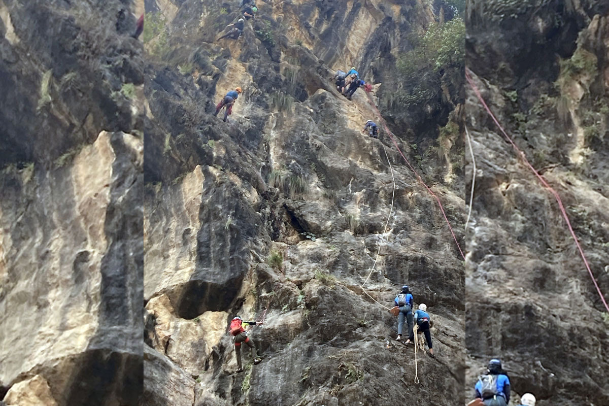 तनहुँको बन्दीपुरमा पर्वतारोहणको प्रशिक्षण गराइँदै