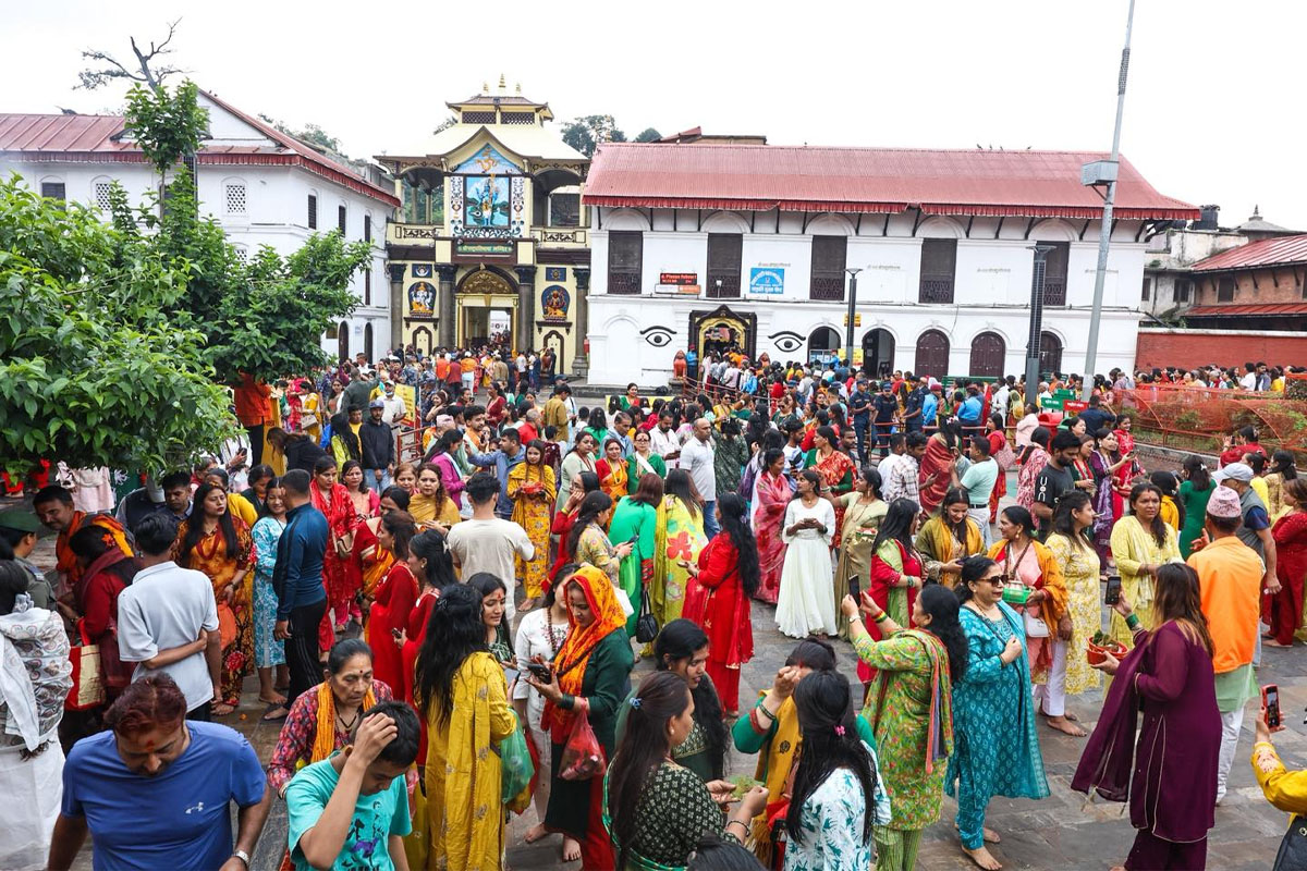 पशुपतिका चारै ढोका खुला, बिहानैदेखि भक्तजनको भीड