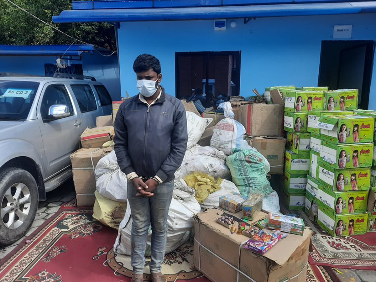 कबाडी गोदामबाट २५ लाखको पटाका बरामद