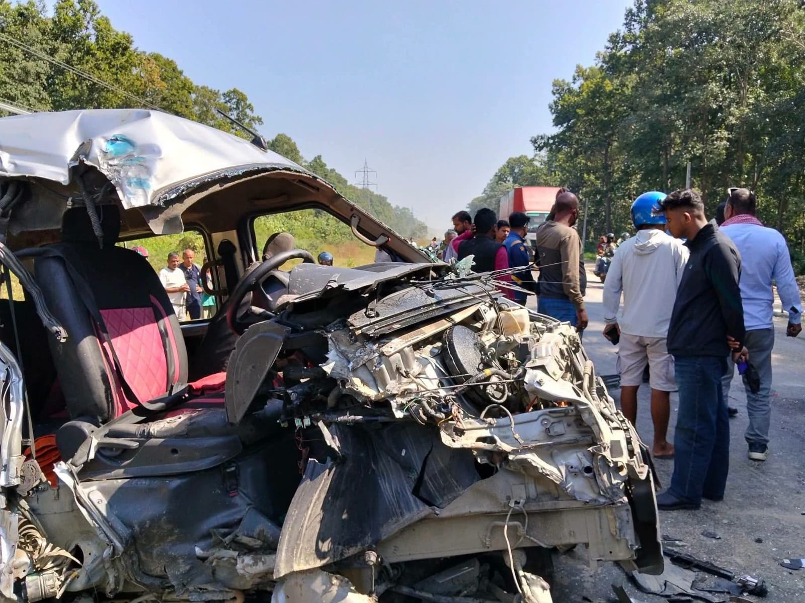 सर्लाहीको बाँकेमा ट्रक र इभी ठोक्किए, १२ जना घाइते 