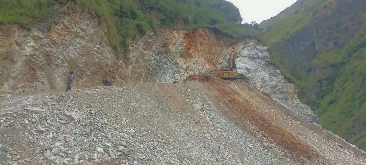 मुगुमा पहिरोले एक्स्काभेटरसहित चालक पुरिए, सहचालक घाइते