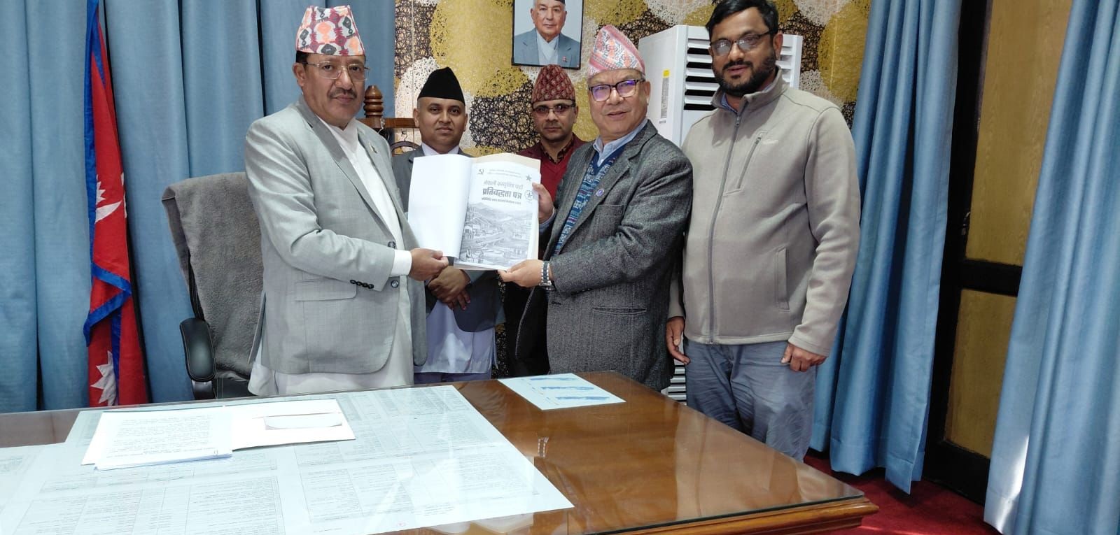 नेपाली कम्युनिष्ट पार्टीले निर्वाचन आयोग समक्ष बुझायो प्रतिबद्धता पत्र