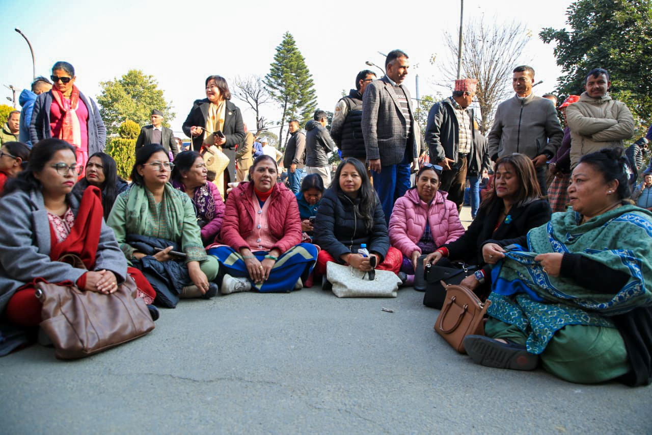 गगन थापा समूहको निर्वाचन आयोगमा धर्ना