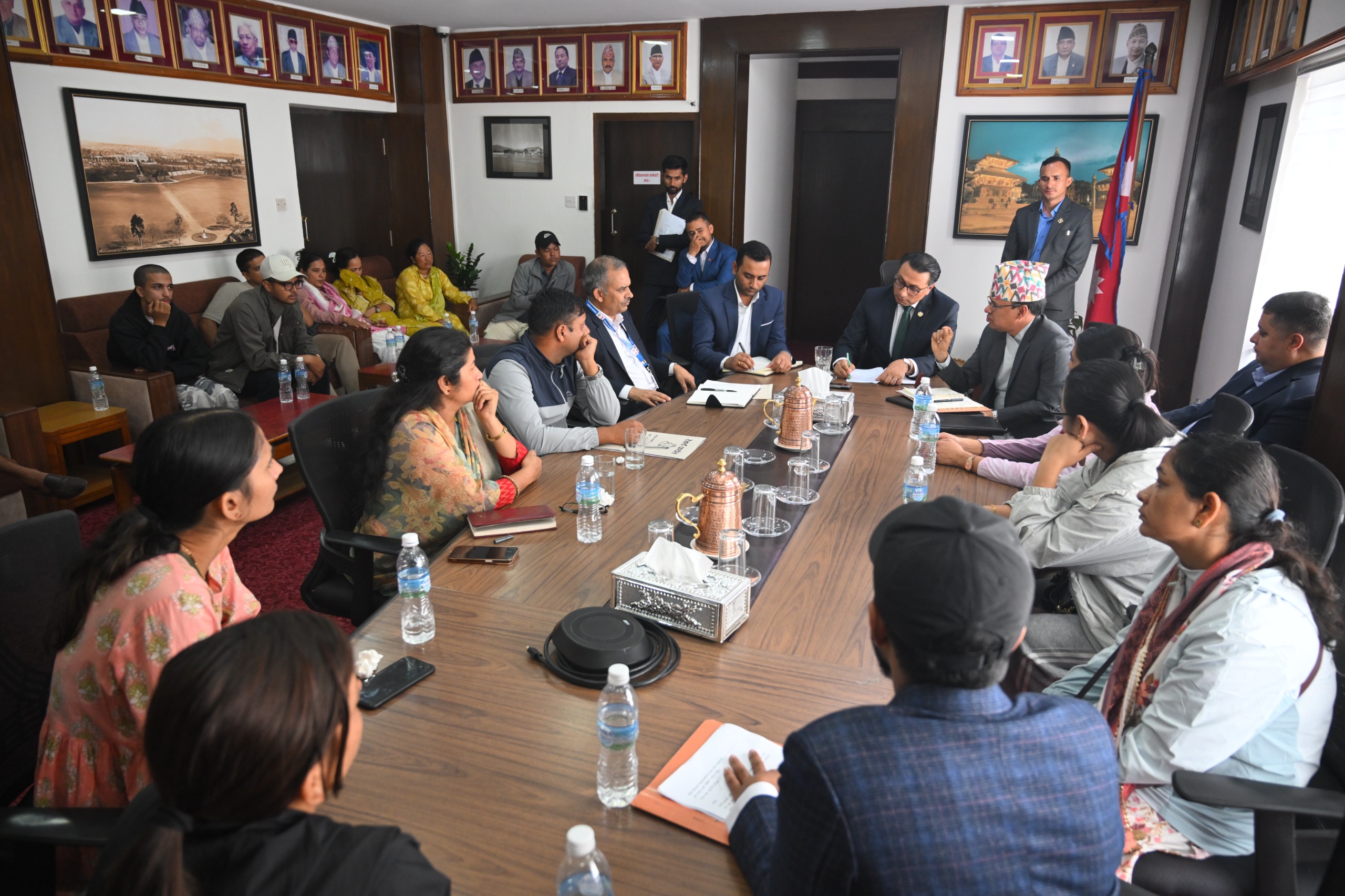 भोटेकोशी बाढीपीडित भन्सार कर्मचारीका परिवारलाई अर्थमन्त्रीको आश्वासन- तपाईंहरू एक्लो हुनुहुन्न