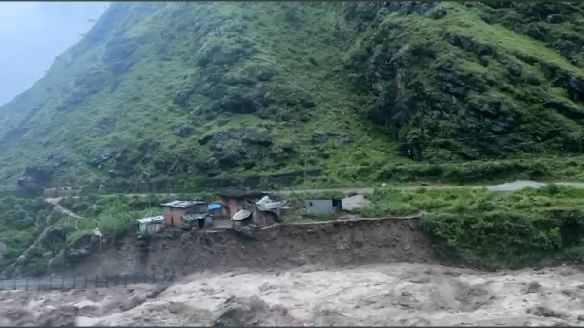 जाजरकोटमा पहिरो : चार जनाको मृत्यु, सडक अवरुद्ध, बस्ती नै जोखिममा