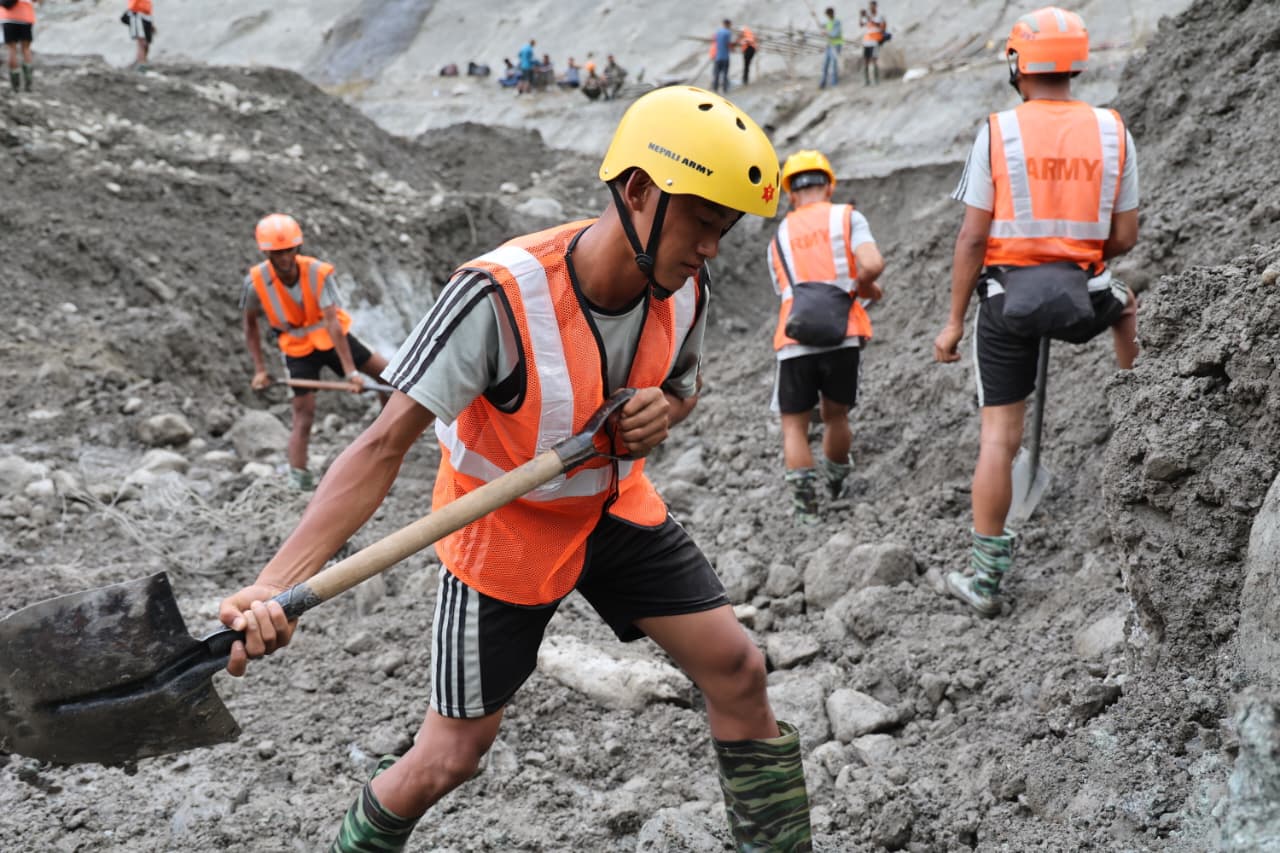 प्रतिकूल मौसमबिच माथिल्लो त्रिशूली-३ ‘ए’ मा रातभर खटियो उद्धार टोली