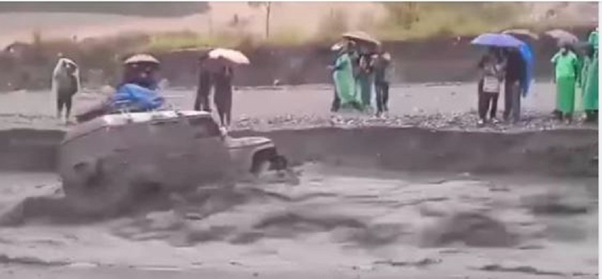 खहरेले कार बगायो