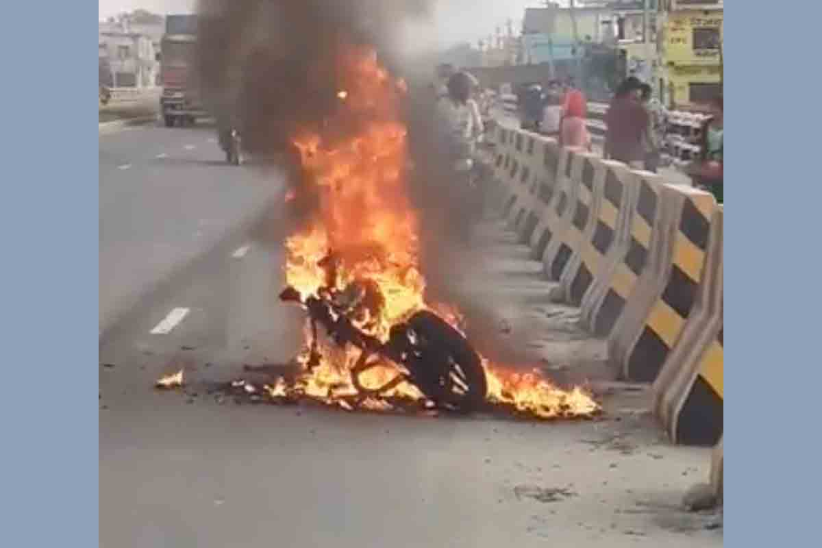 कैलालीमा गुडिरहेको मोटरसाइकलमा आगलागी