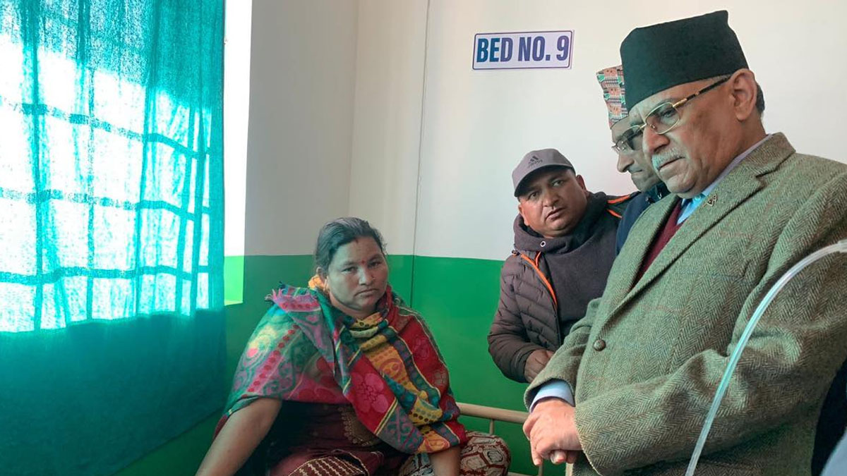 भूकम्पका घाइतेलाई भेट्न जाजरकोट अस्पताल पुगे प्रधानमन्त्री प्रचण्ड