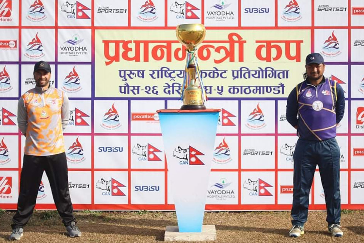 पीएम कप क्रिकेट फाइनल : टस जितेर बलिङ गर्दै पुलिस