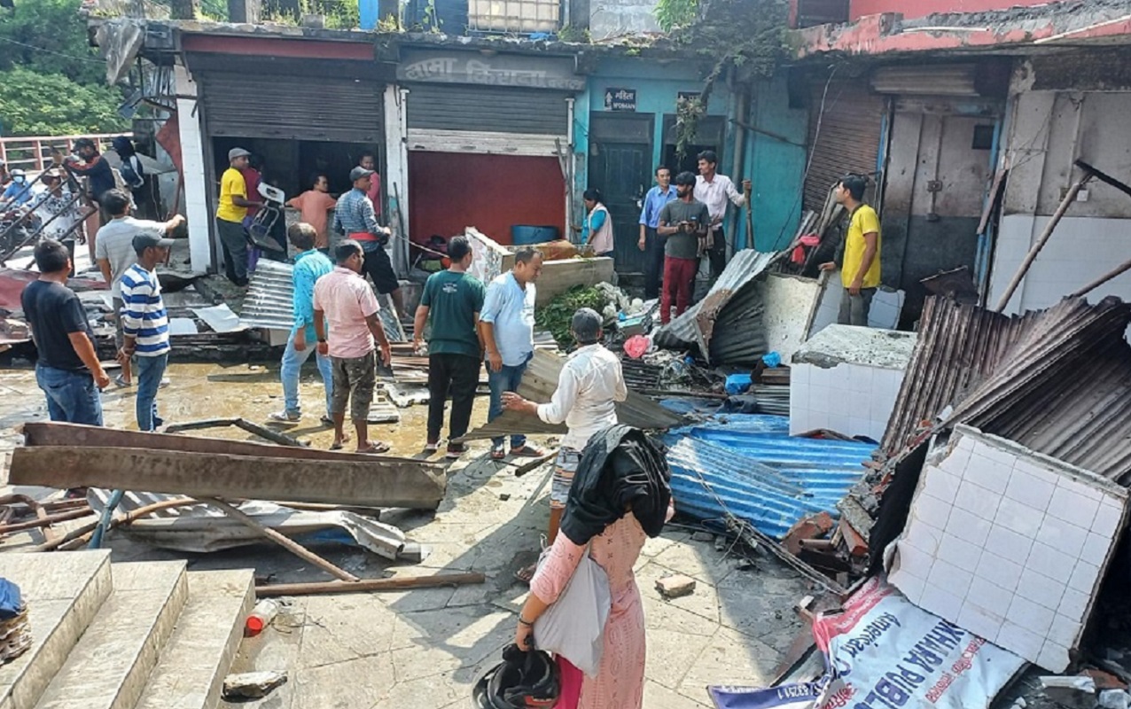 पोखरामा हटाइँदै अवैध संरचना