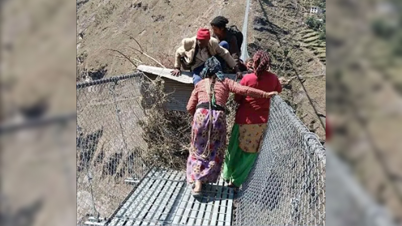काम गर्दाको ज्याला नपाएपछि श्रमिकद्वारा पुल बन्द