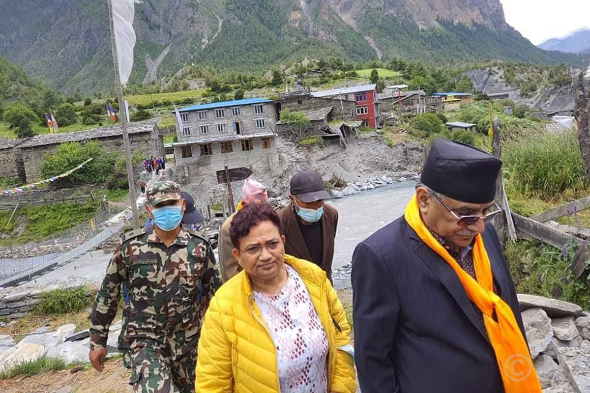 बाढीको क्षति अवलोकन गर्न प्रचण्ड र ऊर्जामन्त्री भुसालसहितको टोली मनाङमा