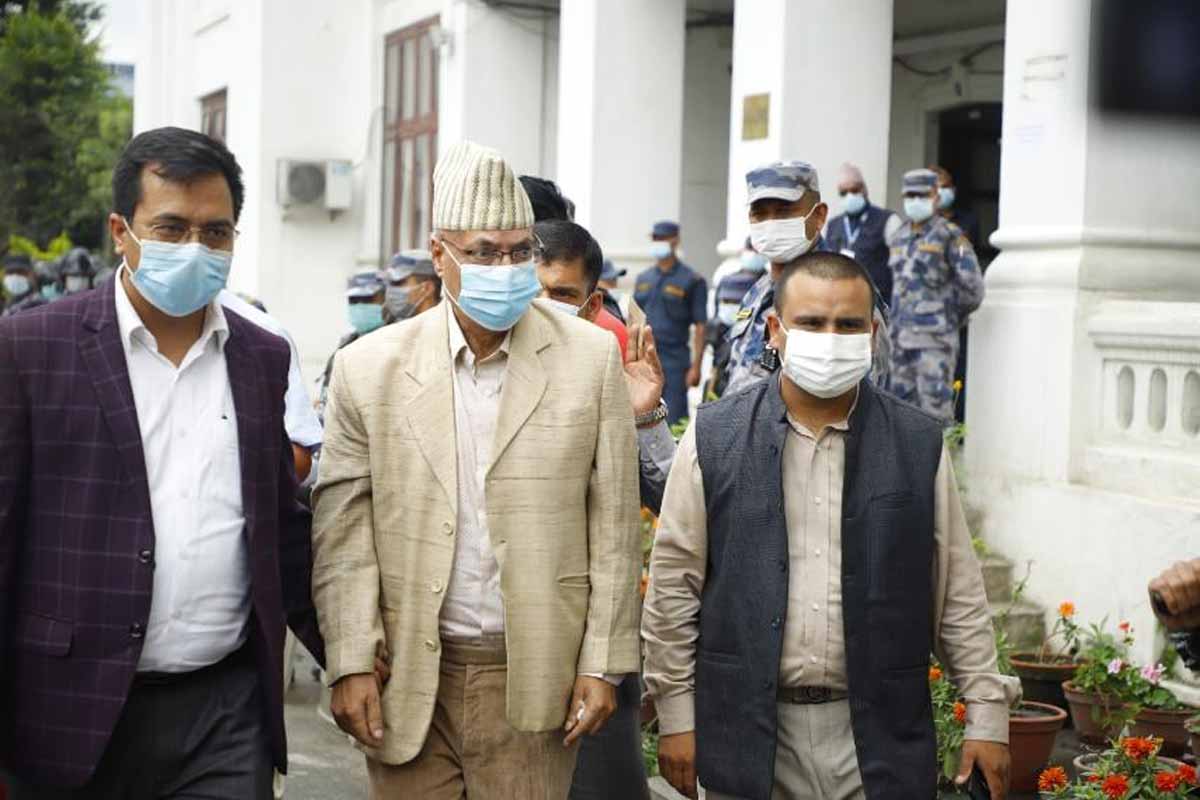 अस्वस्थ प्रदीप नेपाल दल सनाखतका लागि आयोग पुगे