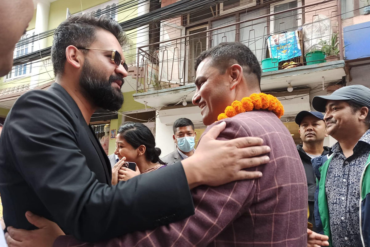 चुनावी घरदैलोमा प्रदीपसँग जम्काभेट भएपछि बालेनले दिए शुभकामना