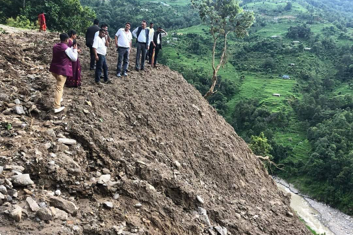 कांग्रेस प्रवक्ता डा. महतद्वारा नुवाकोटको बाढीपहिरोग्रस्त क्षेत्रको निरीक्षण
