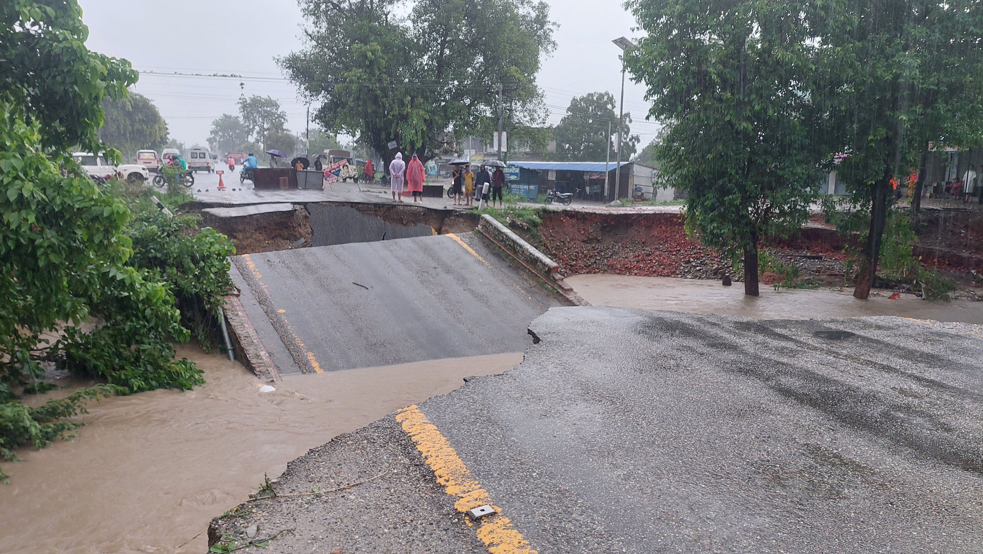 पूर्व-पश्चिम राजमार्गको पुल भत्किएपछि...