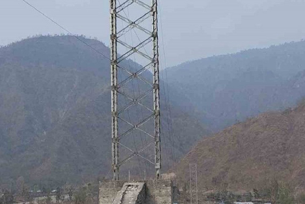 निर्माणको क्रममा ढलेको बाईटार-चिपटार पुलको 'टावर' ठड्याइयो