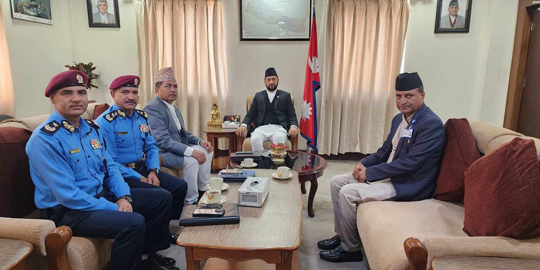 सचिव र सुरक्षा प्रमुखहरुलाई मन्त्री लामिछानेको निर्देशन- सुन तस्करीमा संलग्न कसैलाई नछोड्नु