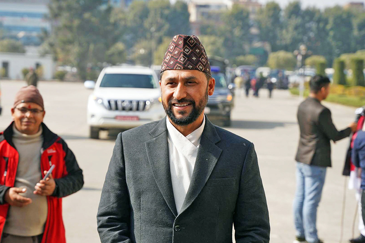 प्रहरी मुख्यालय पुगेर गृहमन्त्री लामिछानेले भने– सरुवा-बढुवा हुन नेताका घरदैलो गए कारबाही