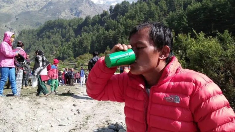 मुस्ताङमा चौंरीको आलो रगत पिउनेको भीड