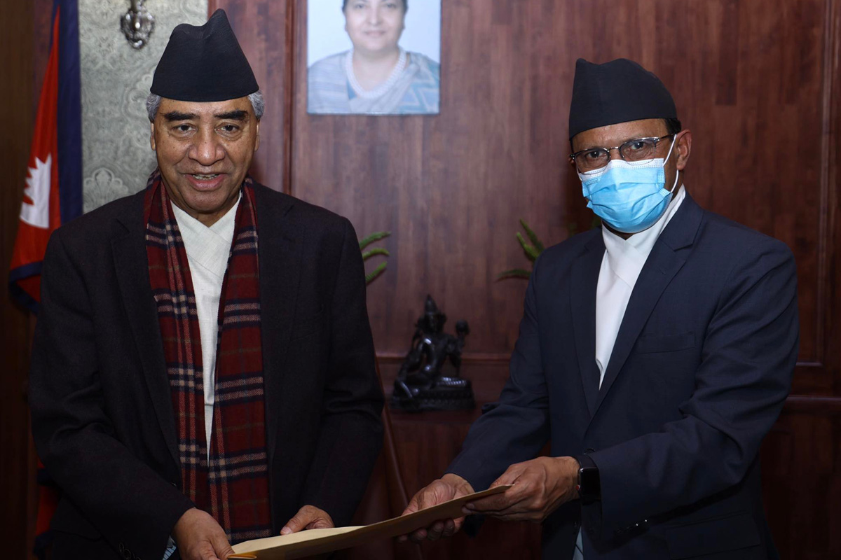 रक्षामन्त्री रिजालले प्रधानमन्त्री देउवालाई बुझाए राजीनामा