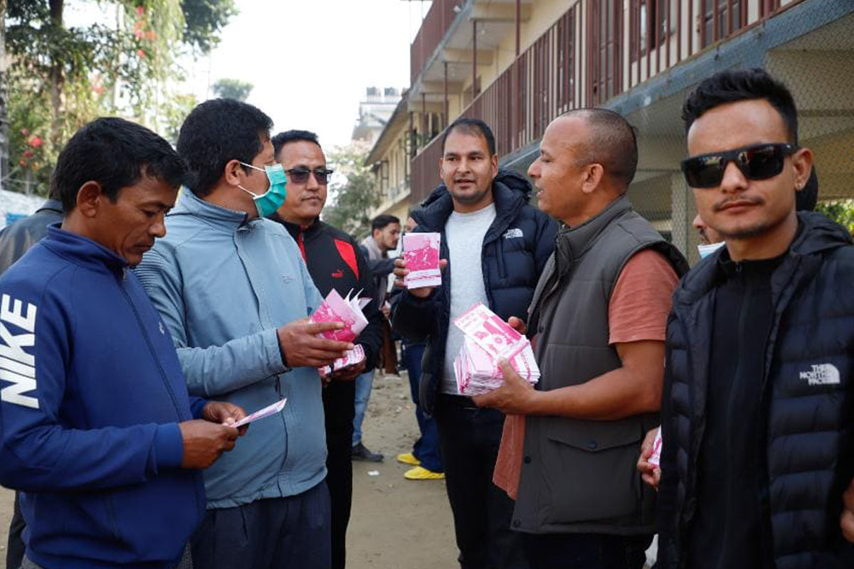 ओली होटलमा व्यस्त, पर्चा बाँड्दै रावल