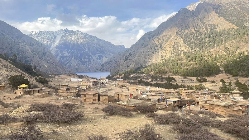 फोक्सुण्डो तालको आडैमा रिग्मो गाउँ