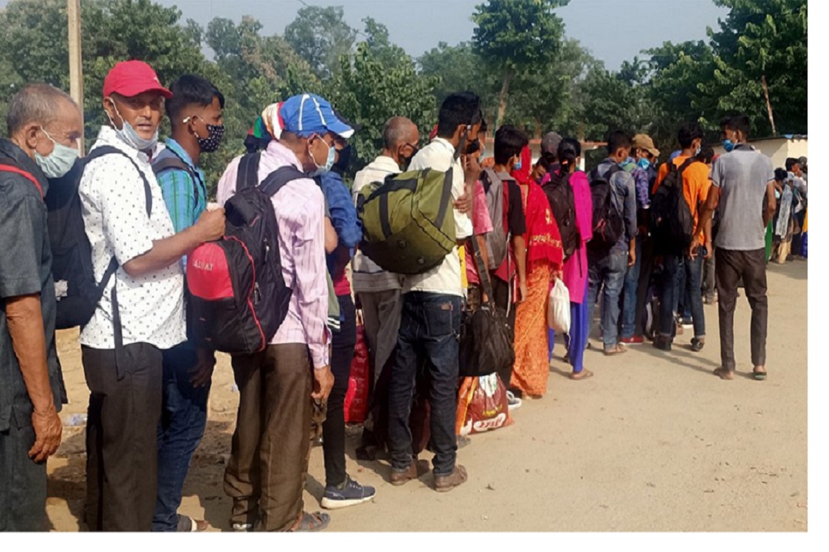 चाडपर्व सकिएसँगै कामको खोजीमा मुग्लान पस्दै युवा जमात, उनीहरू भन्छन्– भोटभन्दा भोक ठूलो