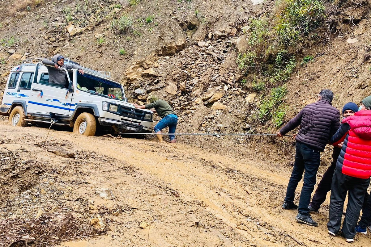 वर्षौंसम्म पनि सुध्रिएन रोल्पा सडकको अवस्था, कष्टपूर्ण यात्रा गर्न बाध्य यात्रु