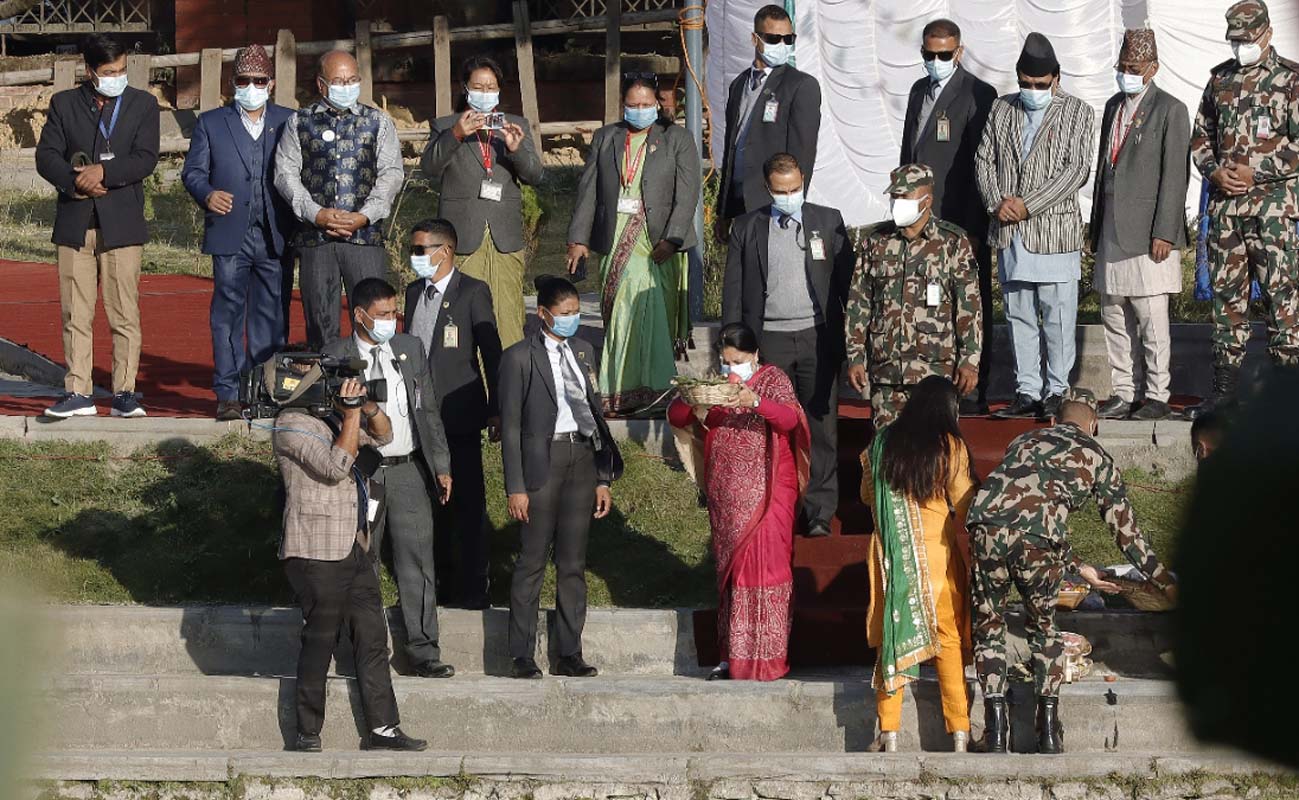 सूर्यलाई अर्घ्य दिन कमलपोखरीमा राष्ट्रपति