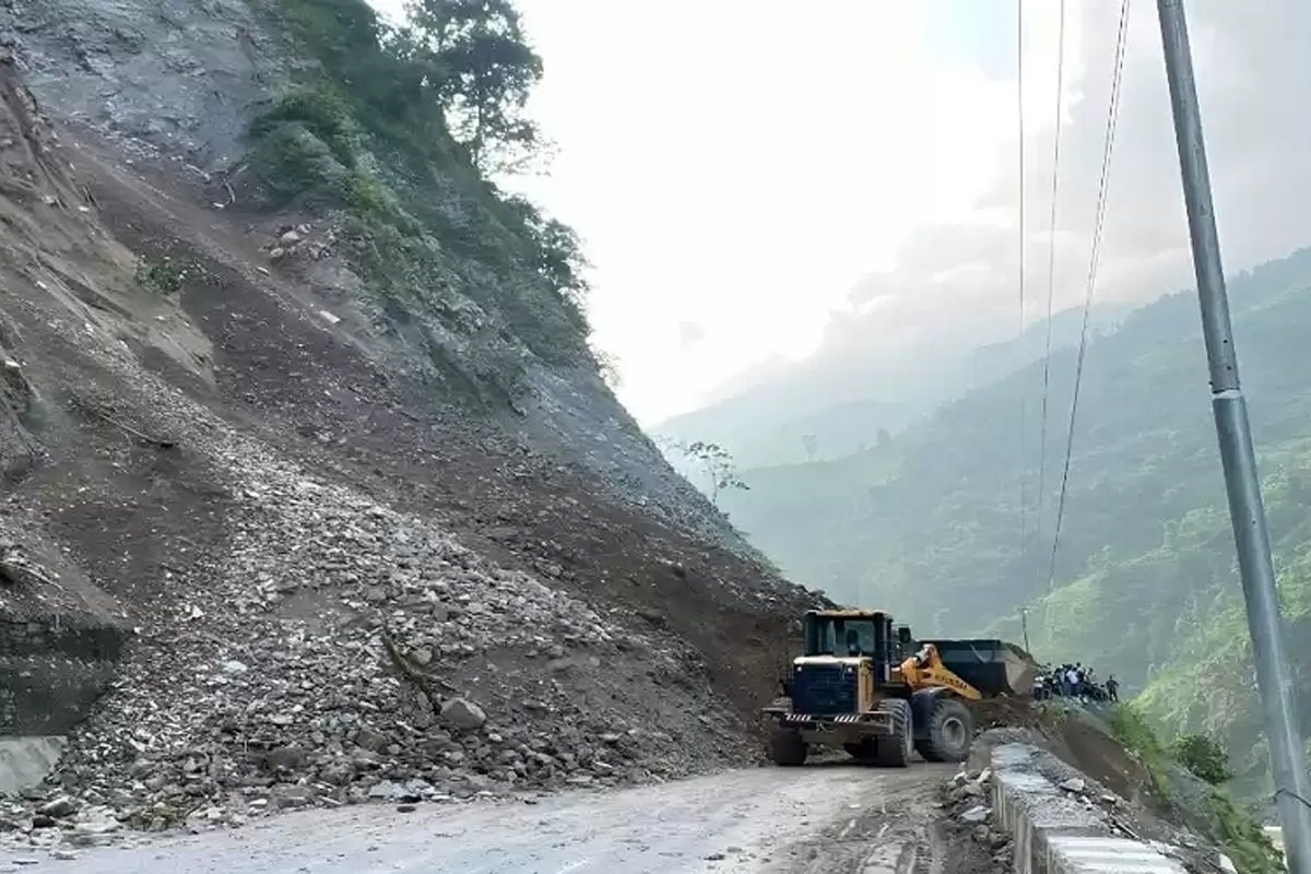 नारायणगढ-मुग्लिन सडक खण्ड: अझै सकिएन भित्तो काट्ने काम