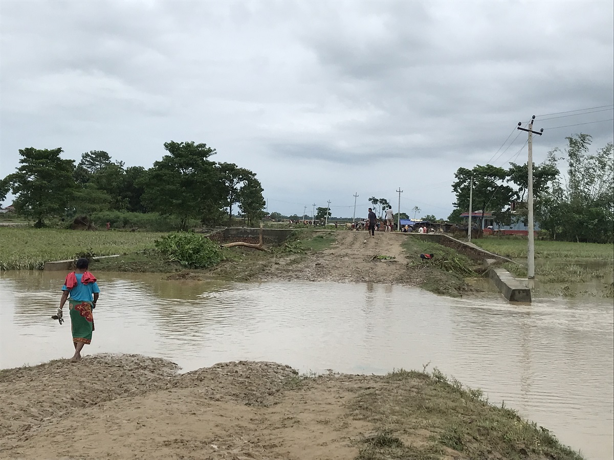 बाढीले सडक बगायो, यात्रा गर्न सकस