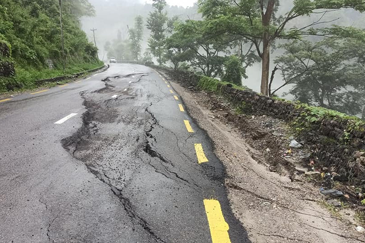 आबुखैरेनीमा सडक भासियो, सवारी अवरुद्ध