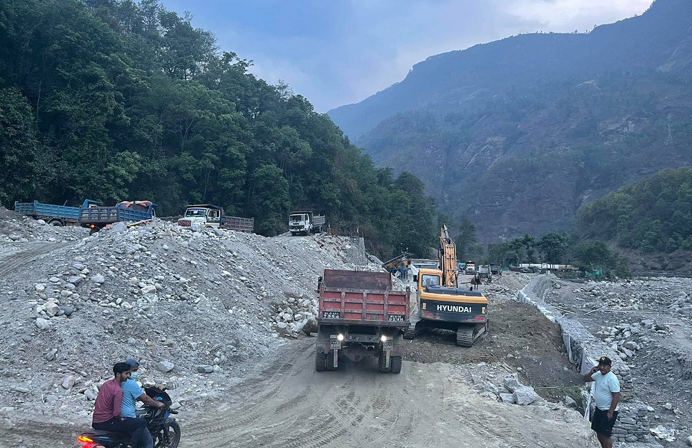कान्छाराम कन्स्ट्रक्सनको एक ट्रक र दुई भ्यान स्थानीयको नियन्त्रणमा