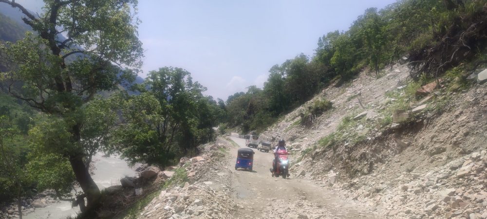 जोखिम बन्दै बेंसीसहर-चामे सडकयात्रा