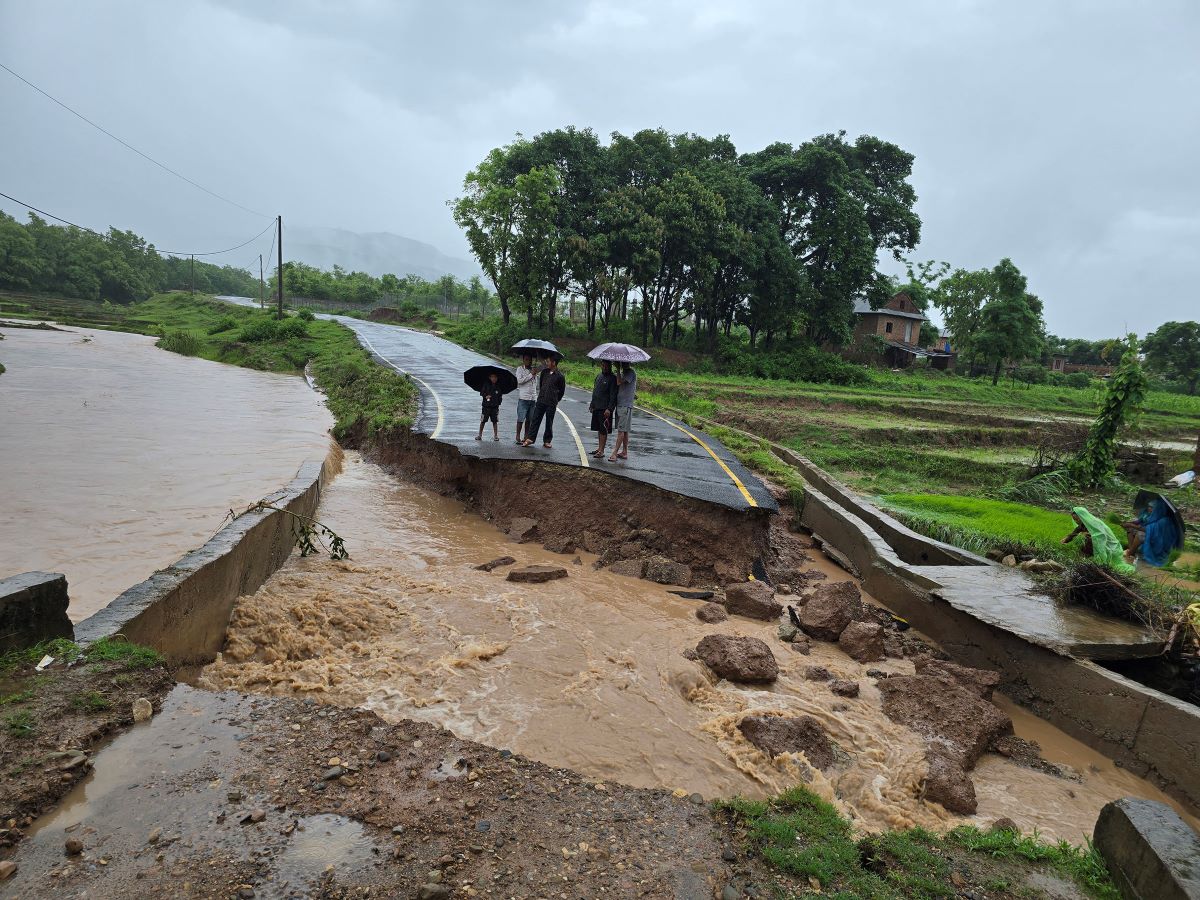 बाढीपहिरोले ४४ ठाउँमा सडक अवरूद्ध