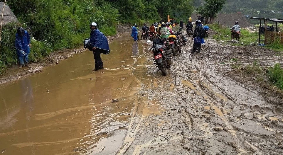 वर्षासँगै देशका सात सडकखण्ड अवरुद्ध