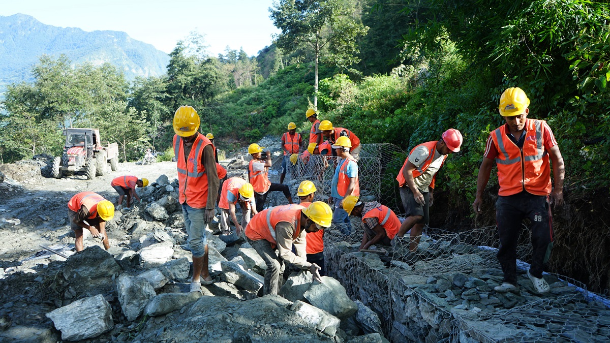 ढोरपाटन जोड्ने सडक स्तरोन्नितका लागि एक अर्ब