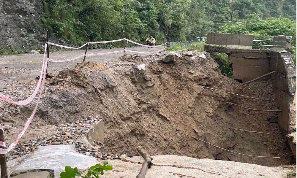 पृथ्वीराजमार्गको आँबुखैरेनीमा सडक भासियो, मुग्लिन सडक एकतर्फी सञ्चालन