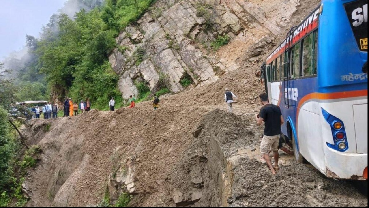 बाढी–पहिरोले देशभरका मुख्य सडक प्रभावित, रसुवाका सडकखण्ड पूर्ण रूपमा अवरुद्ध