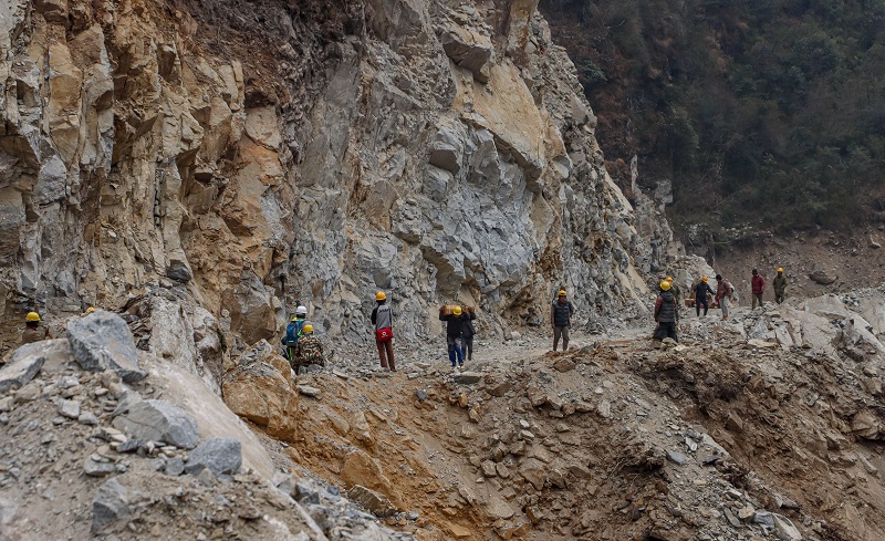 च्याम्ताङ-छुमसुर सडकखण्डमा निर्माणको काम गर्दै मजदुर